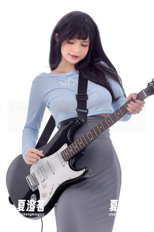 Azami的阿黑颜衣服，带你领略‘不小心’变成影星的奇遇！
