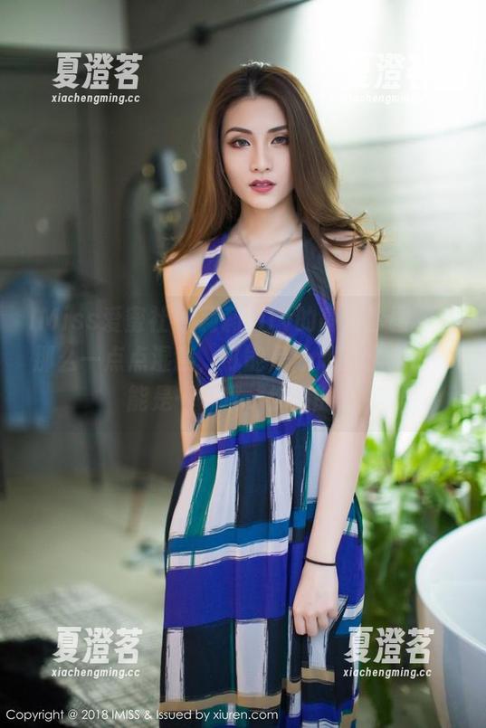 IMiss爱蜜社 - 莉莉Lily的高清套图，有那么一点点湿意，可能是泳池的水，也可能是……哦，你懂的。