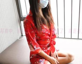 ROSI的写真中，黑色丝袜把眸光都迷住了，真是有点过分！