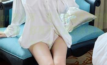 Xiuren秀人网 – 照片里的女友好像在说：“熊小诺，你再不请我吃冰淇淋，我就要生气了！”