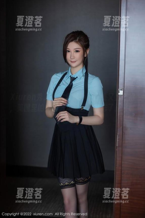 Xiuren秀人网 - 露露小喵在线又出奇招，美图里的女神气场全开，别忘了捂住嘴巴哦！