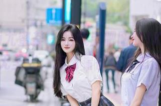 YouMi尤蜜荟 – 奶瓶土肥圆的JK套图，明明无圣光，怎么看都让人想停留。