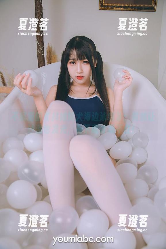 不呆猫的《抖娘獒犬海边泳装》：竟然让沙滩也发光，有下载才忍不住！