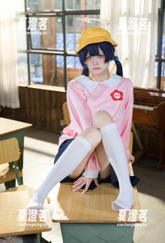 九柒喵 九柒喵的写真分享,快来看这个女孩是不是在偷偷打化妆品的主意!