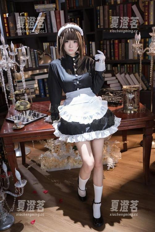 你没看错！九柒喵穿OL制服变身笑面教授，美图分享让人直呼过瘾。