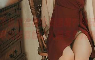 怎么能不喜欢这样的美图呢？兔玩映画的吊带短裤真的让人想多看几眼。