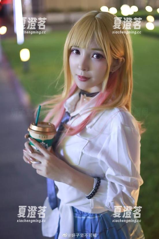 妍子坚不可摧 妍子坚不可摧与女仆:在线写真中的嬉闹时刻总是出乎意料!