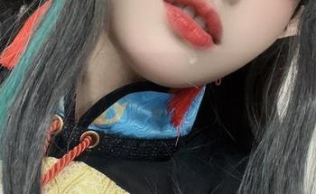 图片中的小和甜酒，为什么她的网袜能强烈吸引我的目光？