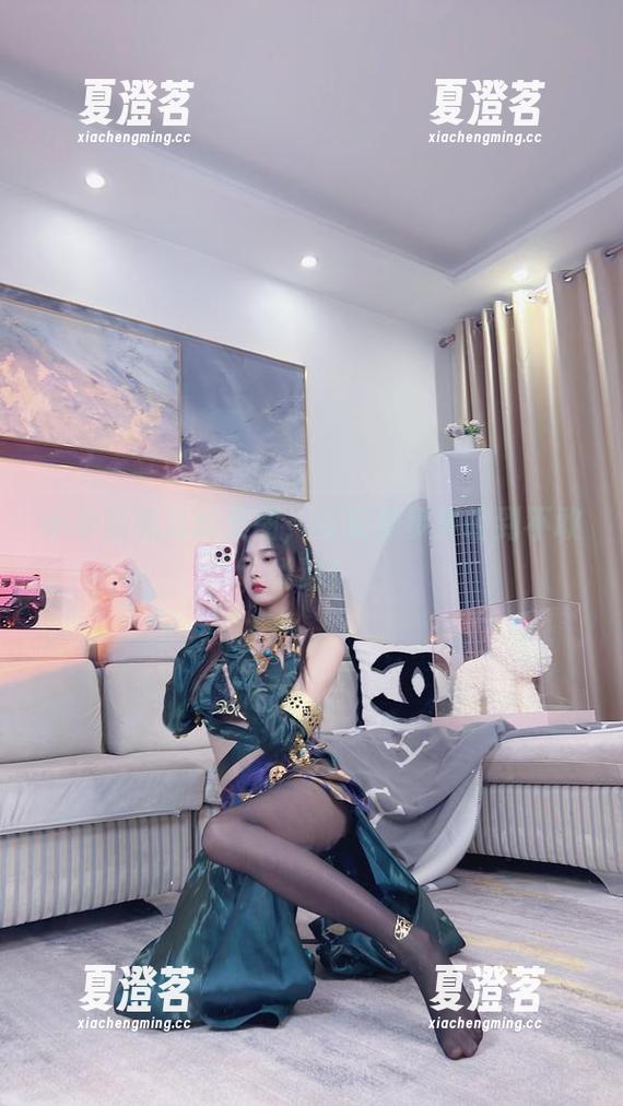 小小奶瓶儿的美图，今天脚步声轻到不敢说话！
