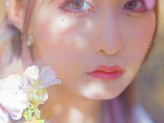 在月城委员会的狐娘巫女定制写真的展现里，我心里小鹿乱撞，真不想停下眼睛。