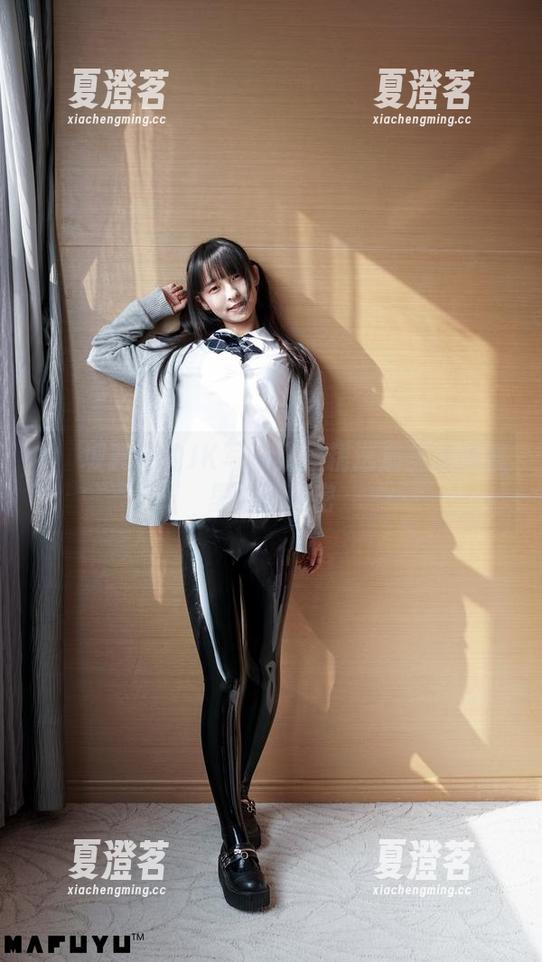 神楽坂真冬 神楽坂真冬的JK写真集:精选那些衣服堆里的小秘密