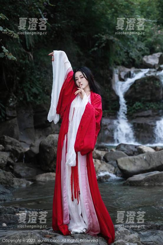 秀人网 - 作品中的刘飞儿Faye，一双丝袜的低调诉说