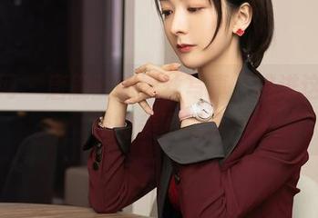 秀人网 – 唐翩翩的黑丝写真，跳进这个免费的美丽误区