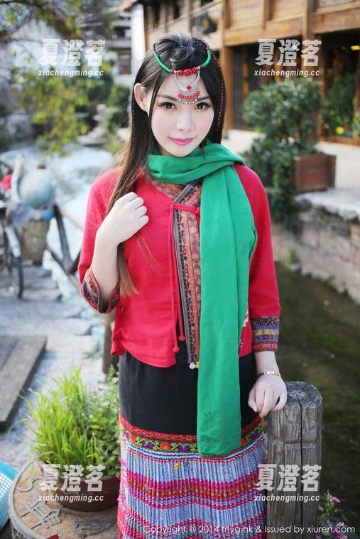 美媛馆 - 原图中，Manuela玛鲁娜的泳装给夏天增添了一份莫名的清新，写真让我想到了海浪的声音。
