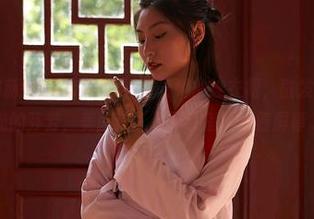 蜜桃社 – 韵莉娜VANILLA，带着她的连衣裙，散发着不需要圣光的芬芳，美图让人忍不住指尖划着屏幕。