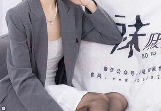 袜啵啵 – 奶油的写真时光：白船袜和厚肉丝的叠穿密语。