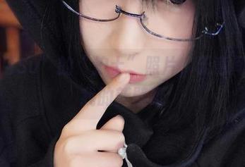 “逐月Su”的“护士”照片，无意间成了我的新壁纸