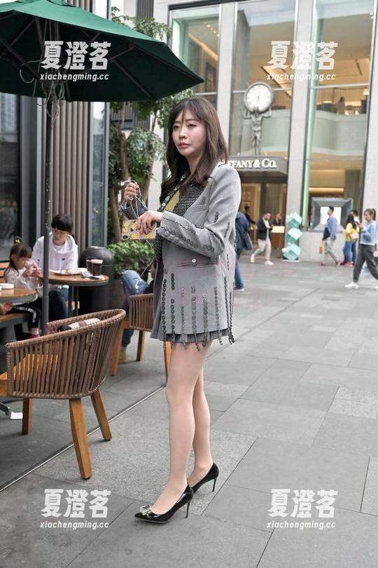 魔镜街拍：当肉丝袜遇上微胖美脚，网盘就是我潜藏的百宝箱！
