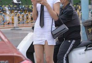 魔镜街拍：私房里的白丝吊带袜和她的俏皮态度，图包要不要拿来仔细瞧瞧？